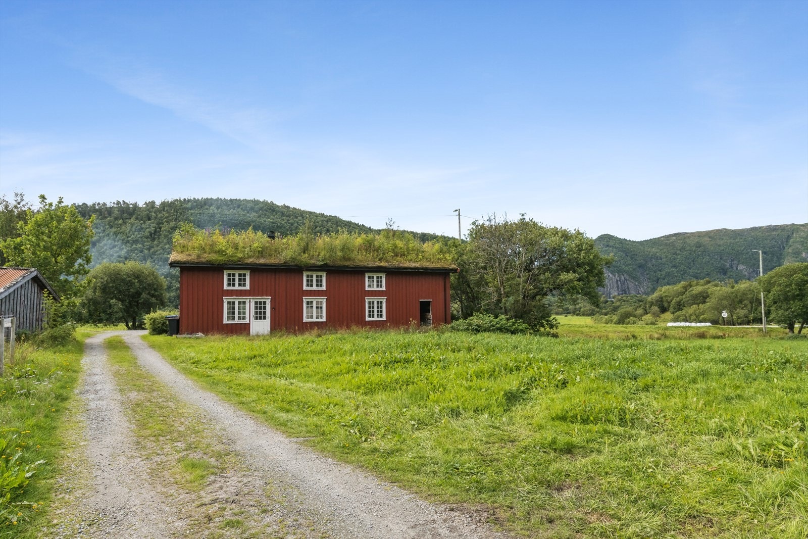 En idyllisk eiendom som ligger landlig til. Galleribilde