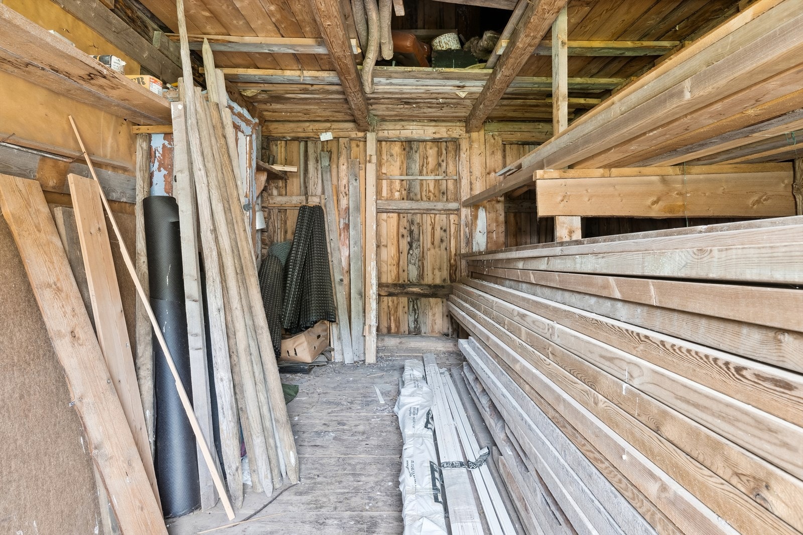 Det ligger en utvendig bod i tilknytning til boligen med et areal på 17 m². Galleribilde