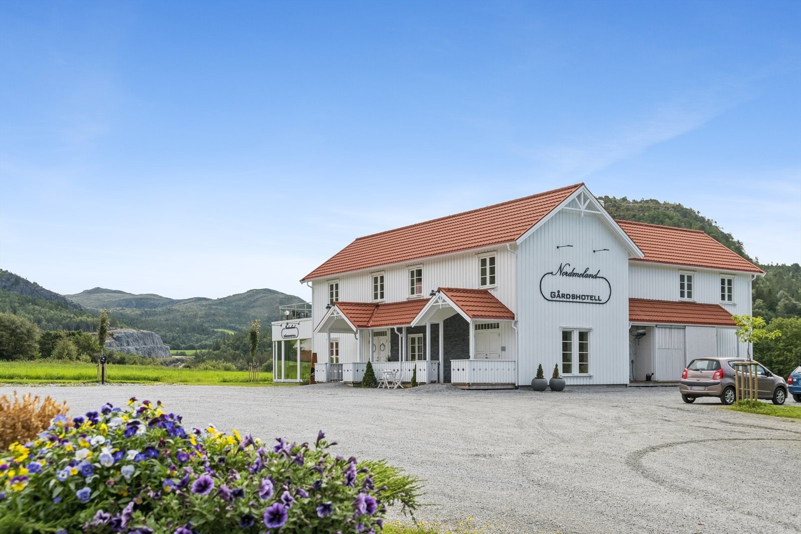 I gangavstand fra eiendommen ligger Nordmeland Gårdshotell, med både restaurant og utsalg av gårdsmat. Galleribilde