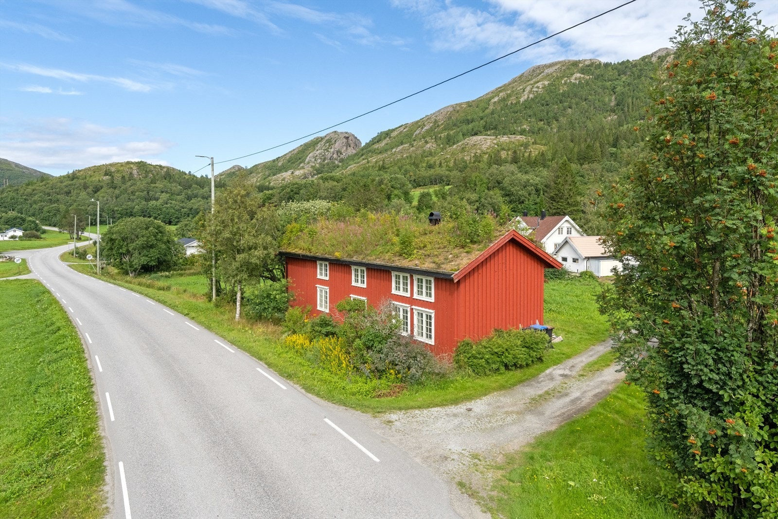 Begge bygningene har et renoveringsbehov. Galleribilde