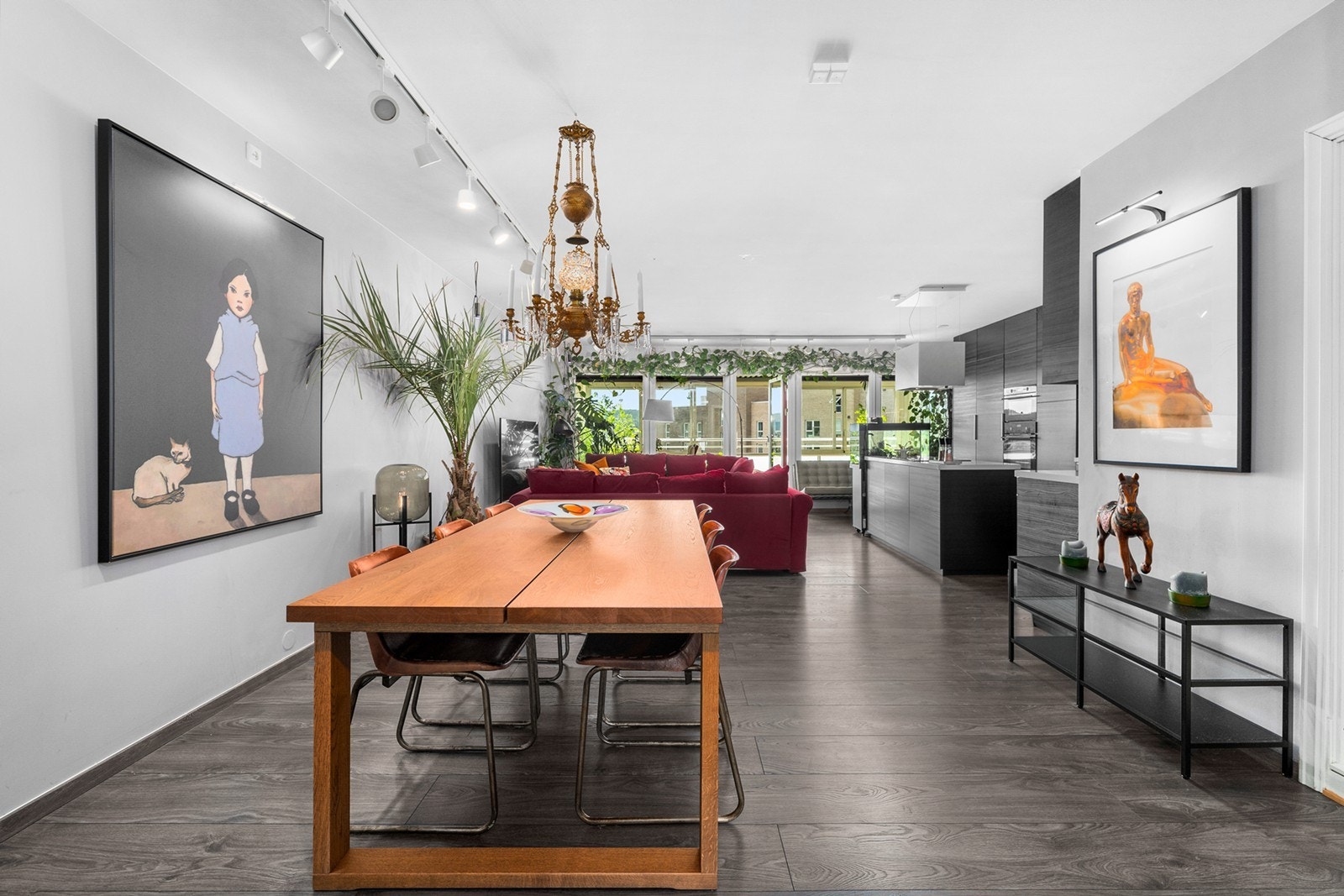 Stuen og kjøkkenet utgjør et åpent og lyst allrom, med godt lysinnslipp via store vindusflater i front. Galleribilde