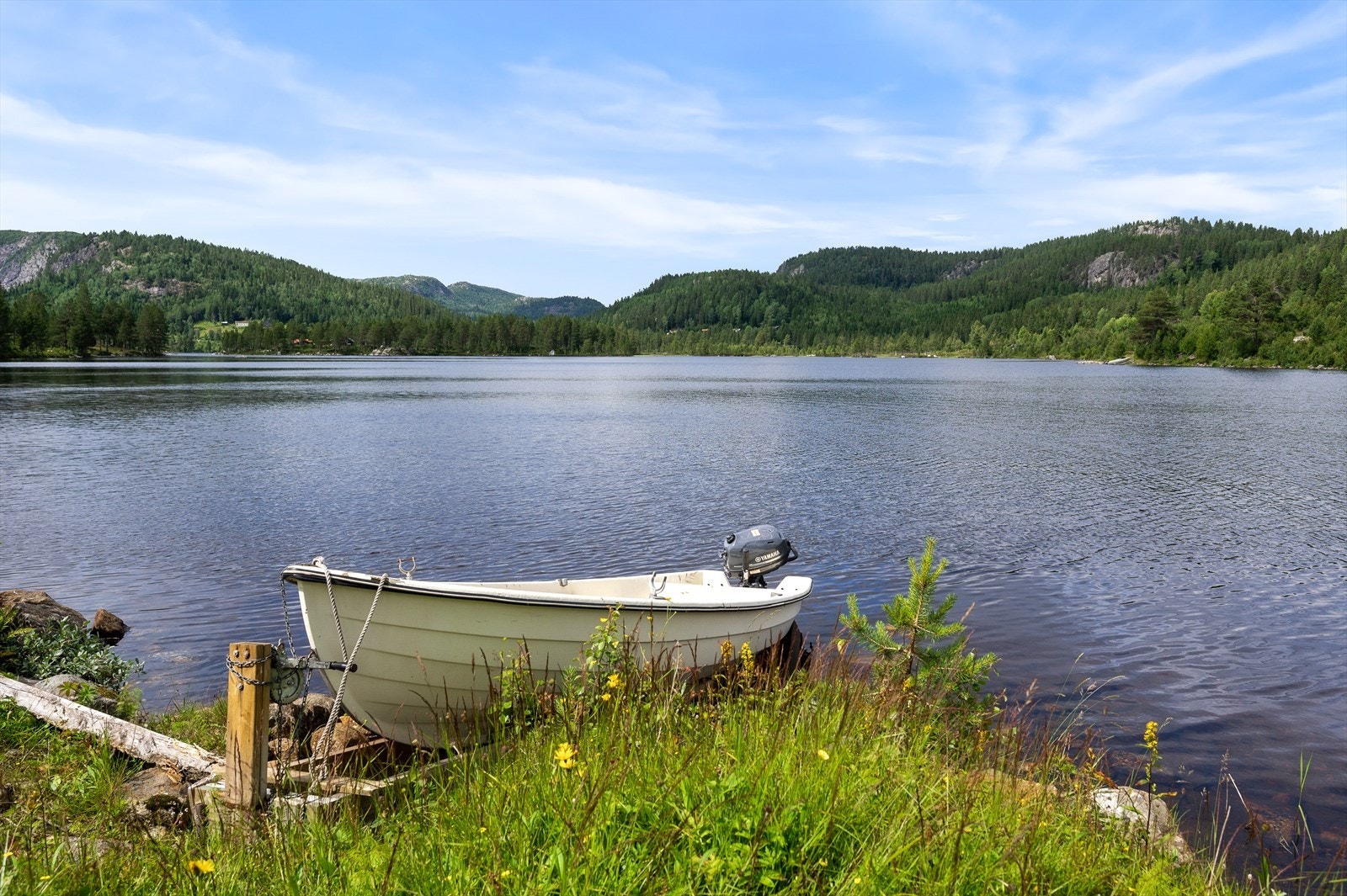 Båt uten motor følger salget. Galleribilde