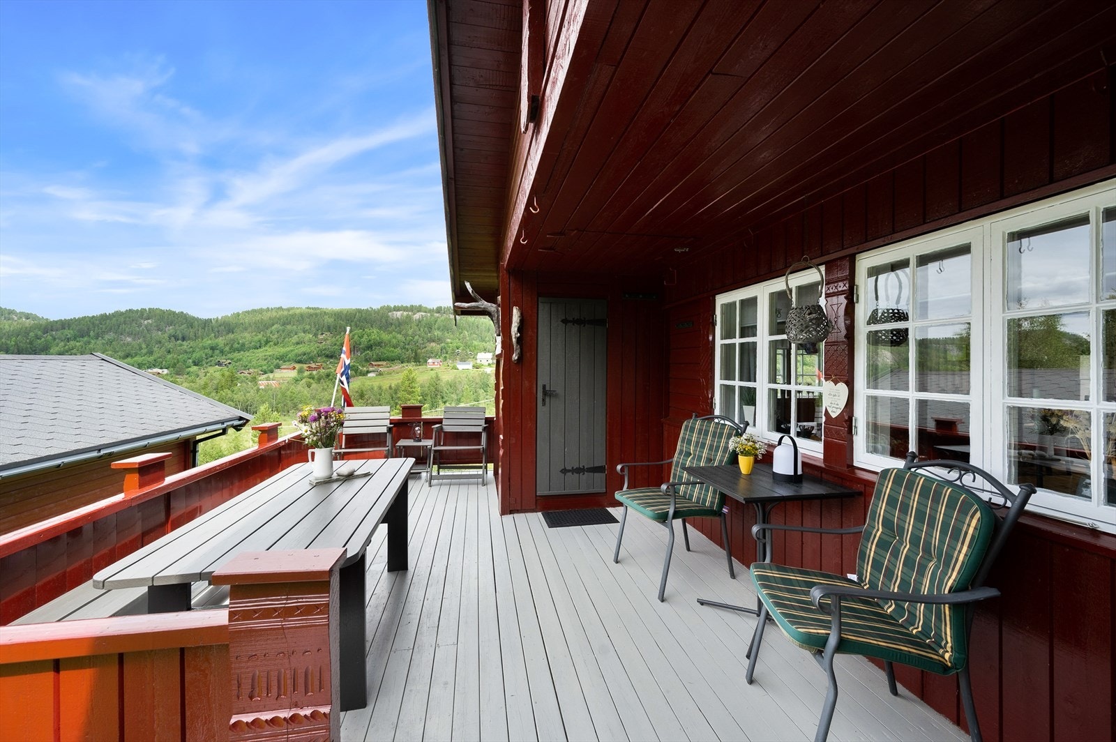 Uteplass på begge sider. Galleribilde