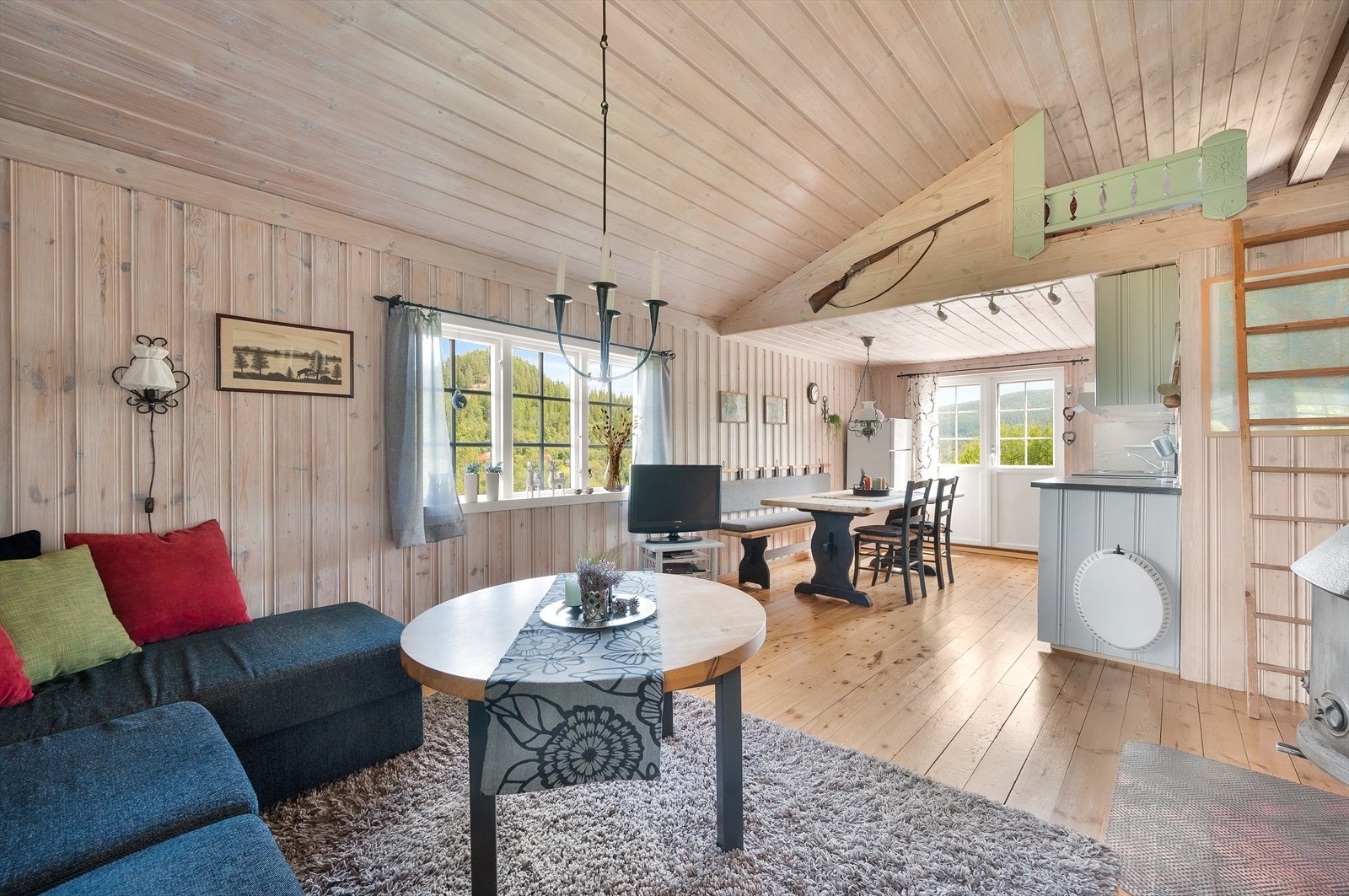 Åpen stue/kjøkkenløsning utnytter planløsningen på en god måte. Galleribilde