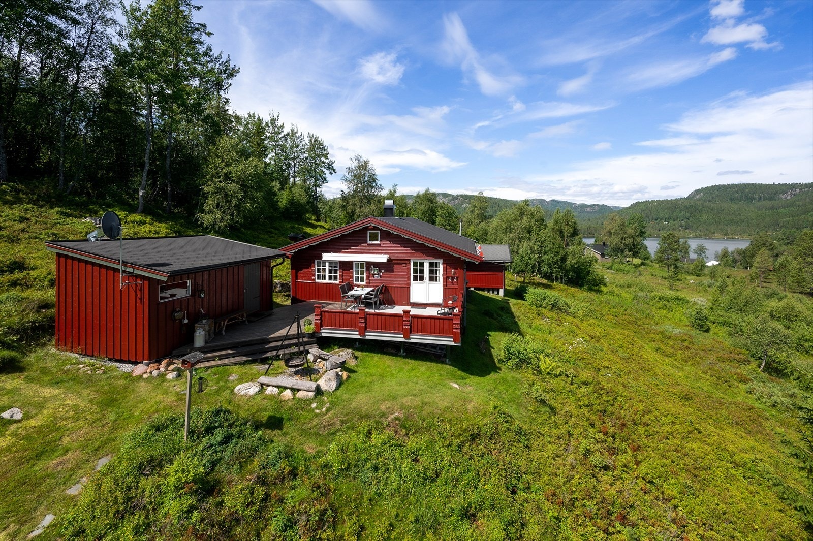 Hytten ligger på en tomt hvor man har skogen som nærmeste nabo. Flott overblikk over feltet. Galleribilde