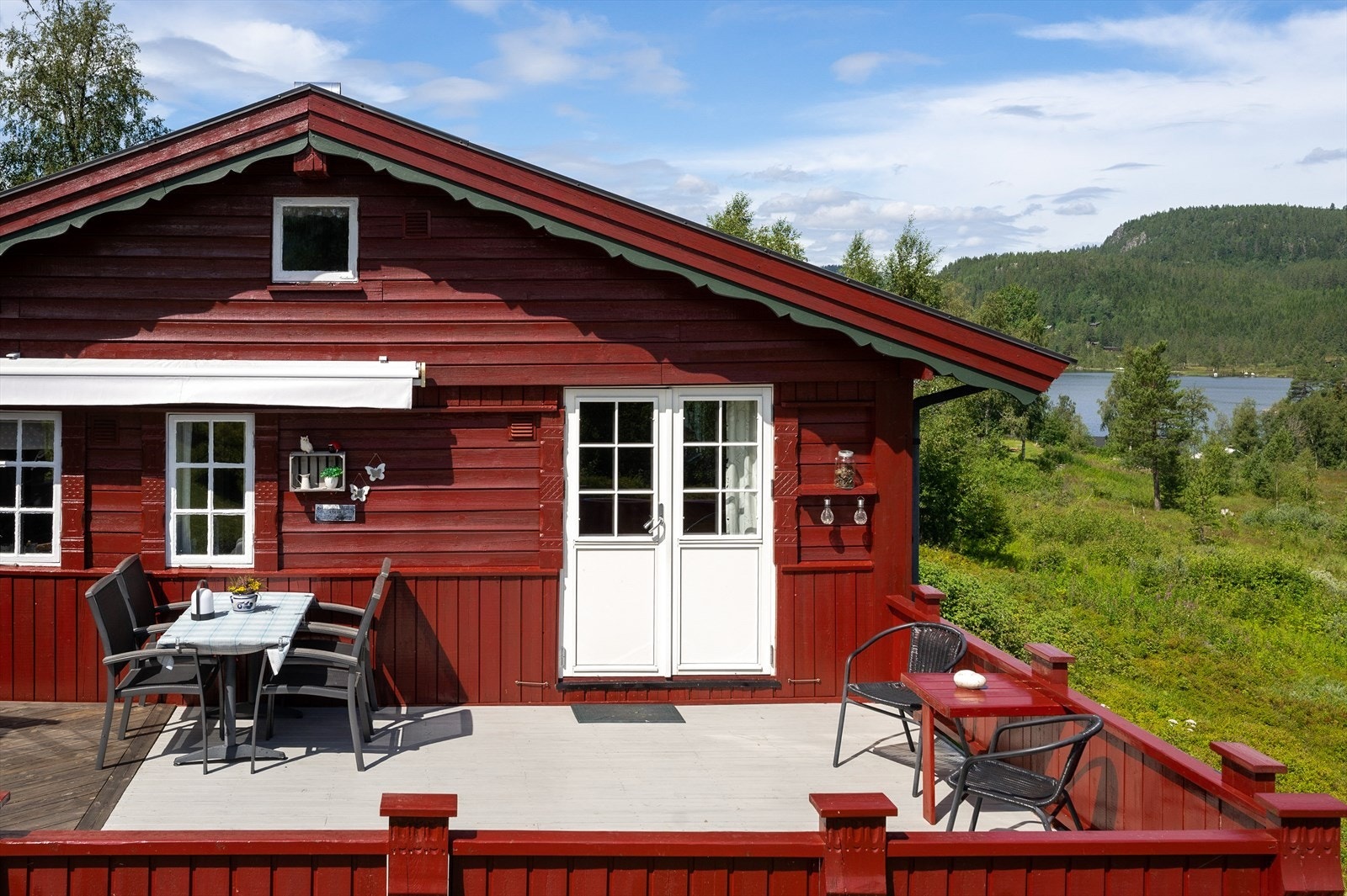 Uteplass med Laugekilen i bakgrunnen. Galleribilde