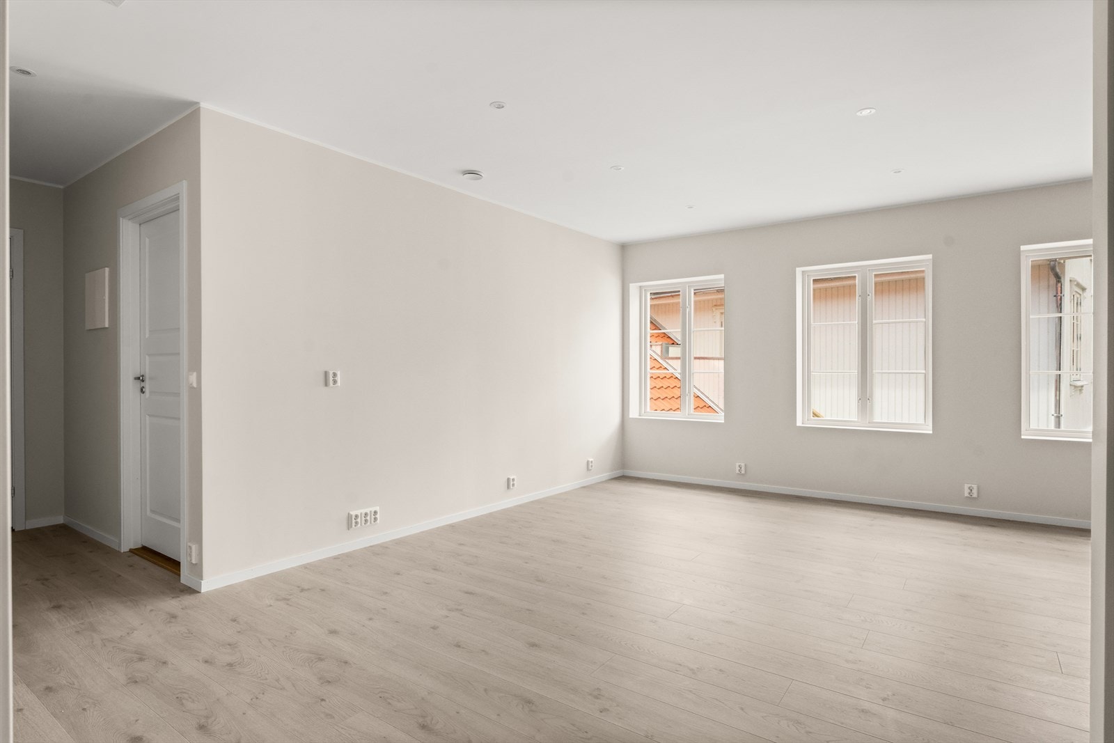 Velkommen inn| Stuens gode størrelse gir deg flere alternativer mtp. møblering. Vinduer (tre koblet antikvarisk 2-lags energi super). Galleribilde