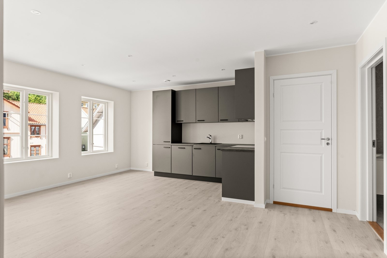 Stor og lys stue med store vindusflater som gir mye naturlig lysinnslipp og bidrar til en behagelig romfølelse. Galleribilde