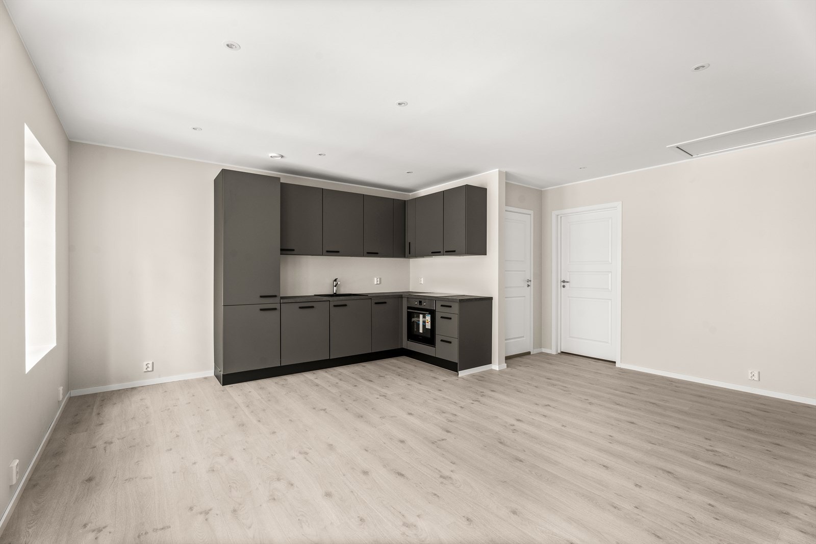 Scal kjøkken med slette fronter i fargen vulkan grå, laminert benkeplate og oppvaskkum Galleribilde