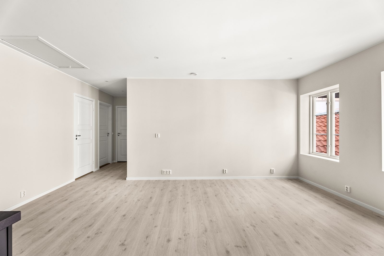 Leiligheten har en praktisk, lys og åpen planløsning - rommene har en meget praktisk innredning/plassering Galleribilde