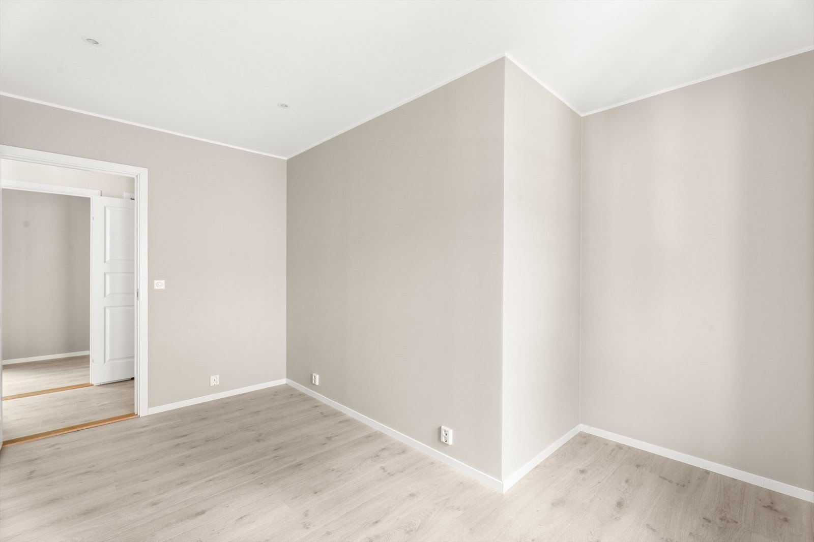 Soverom 1 | I hjørnet kan det være en fin plass for en romslig garderobe Galleribilde