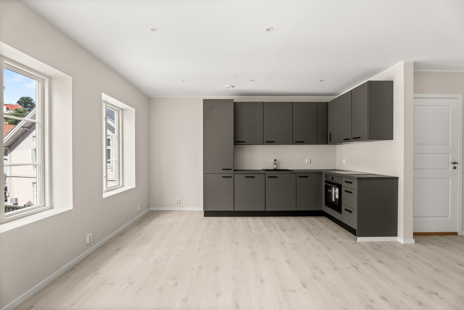 Kjøkkenet er av god kvalitet og har et moderne og pent design - Her er det også gode oppbevaringsmuligheter Galleribilde