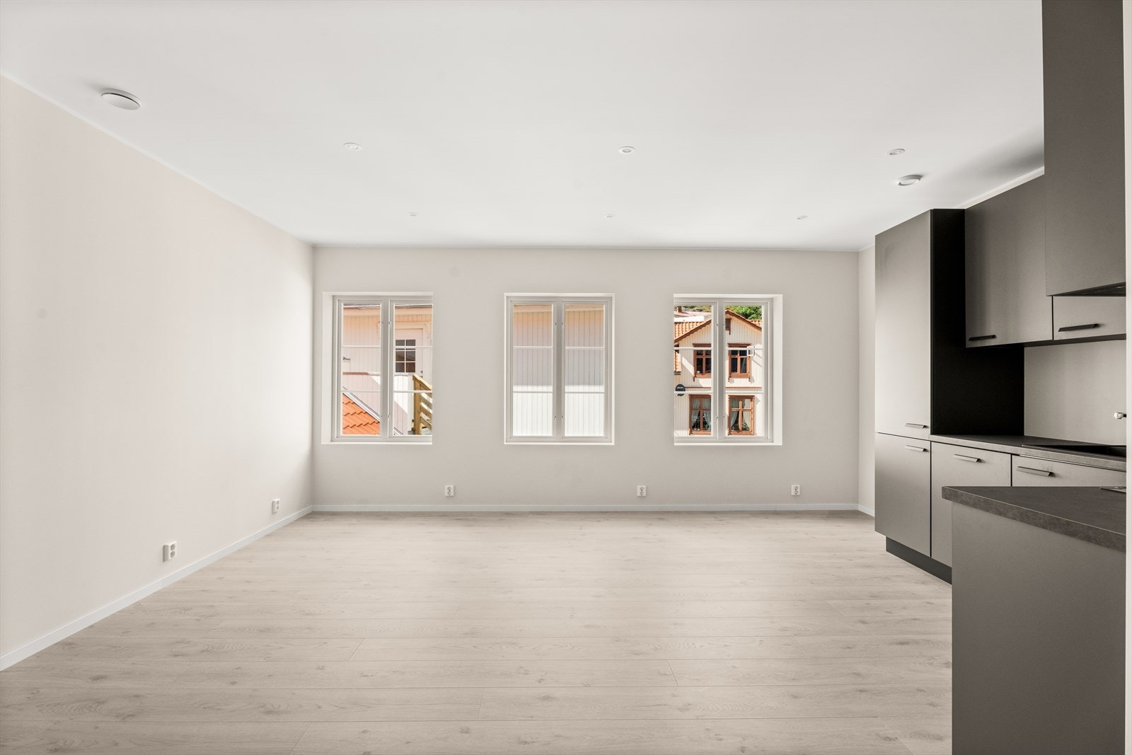 Den største av de tre leilighetene befinner seg i bakgården - Egen trapp/entre opp til leiligheten. Galleribilde