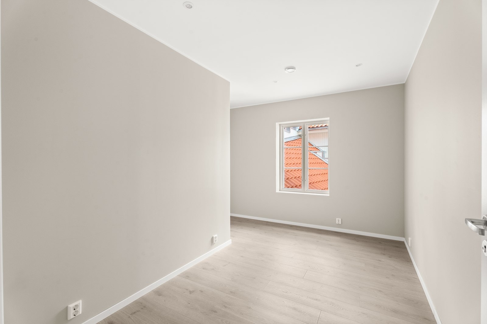 Soverom 1 | Lyst og romslig soverom med gode muligheter for innredning av ønsket møblement. Galleribilde