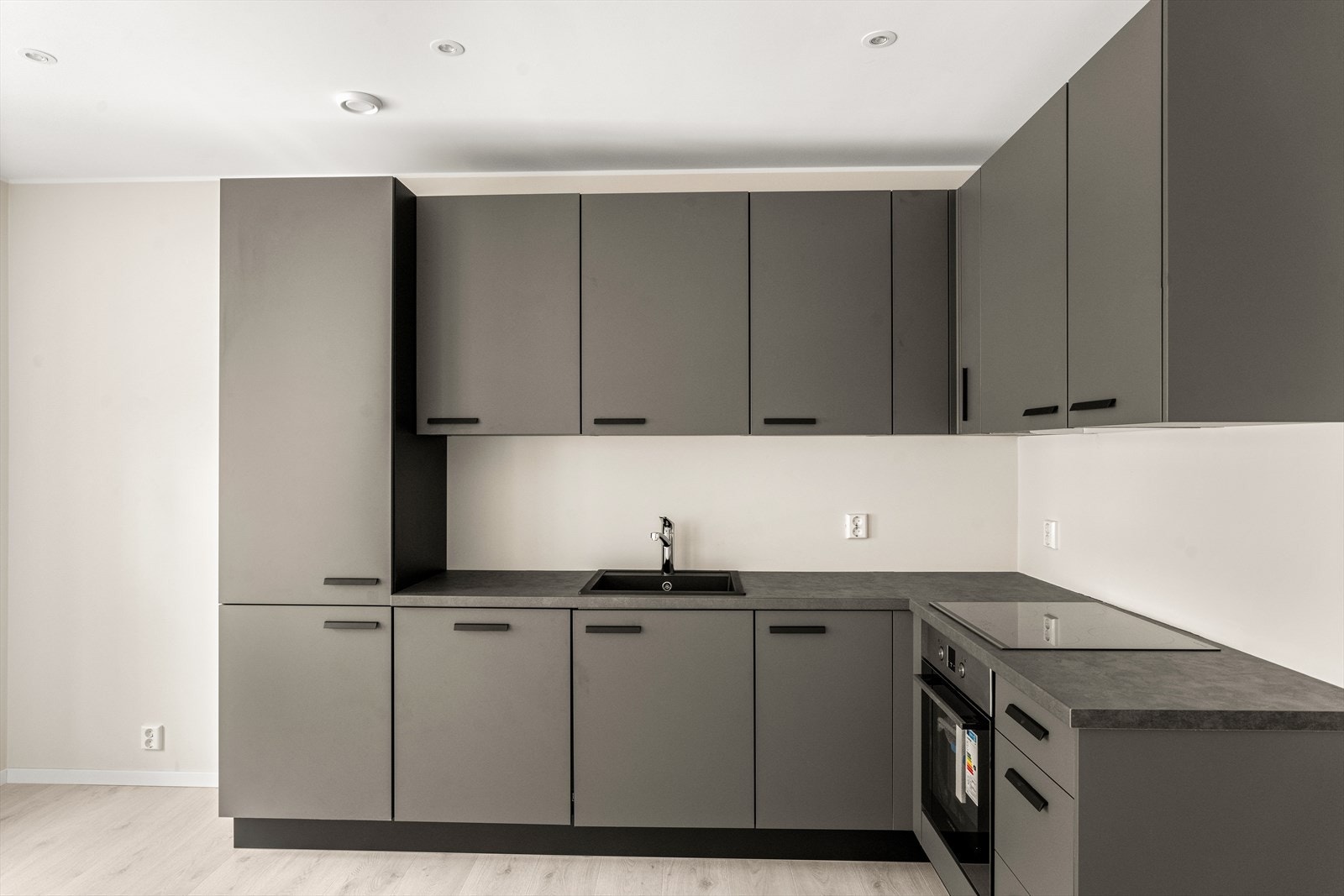 Kjøkken utstyrt med: Kombi kjøl/fryseskap, komfyr, induksjonstopp, avtrekksvifte og oppvaskmaskin Galleribilde