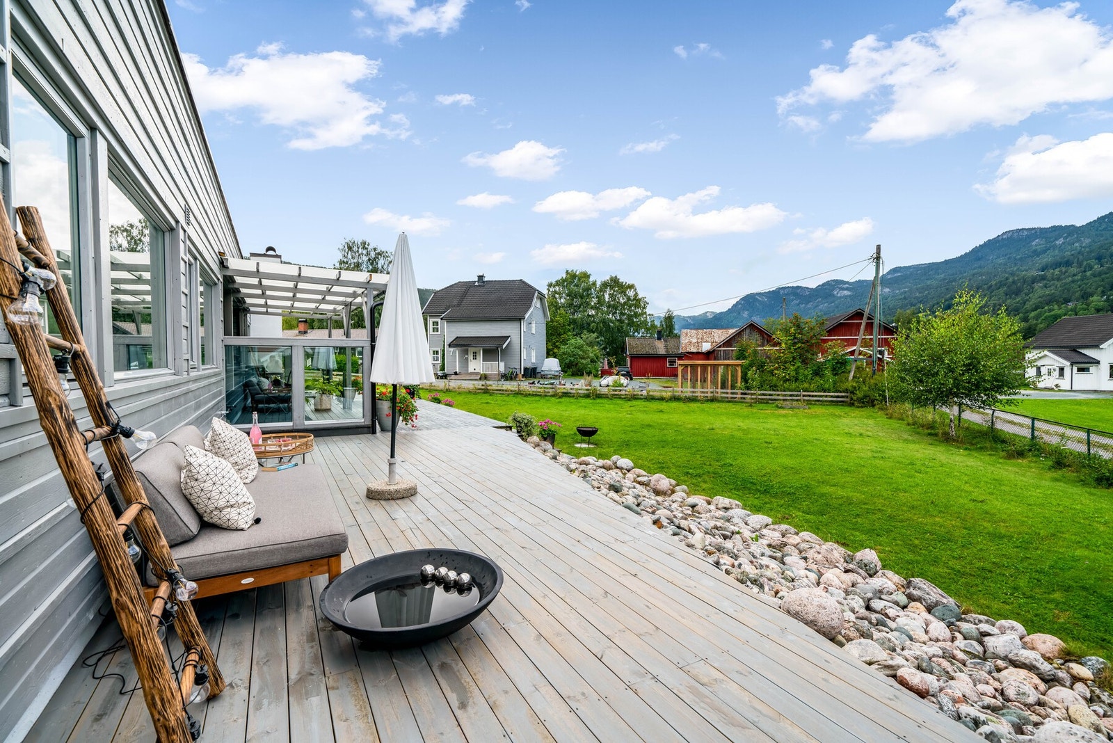 Ca 200 kvm med terrasse går rundt boligen og skaper flere fine utesoner Galleribilde