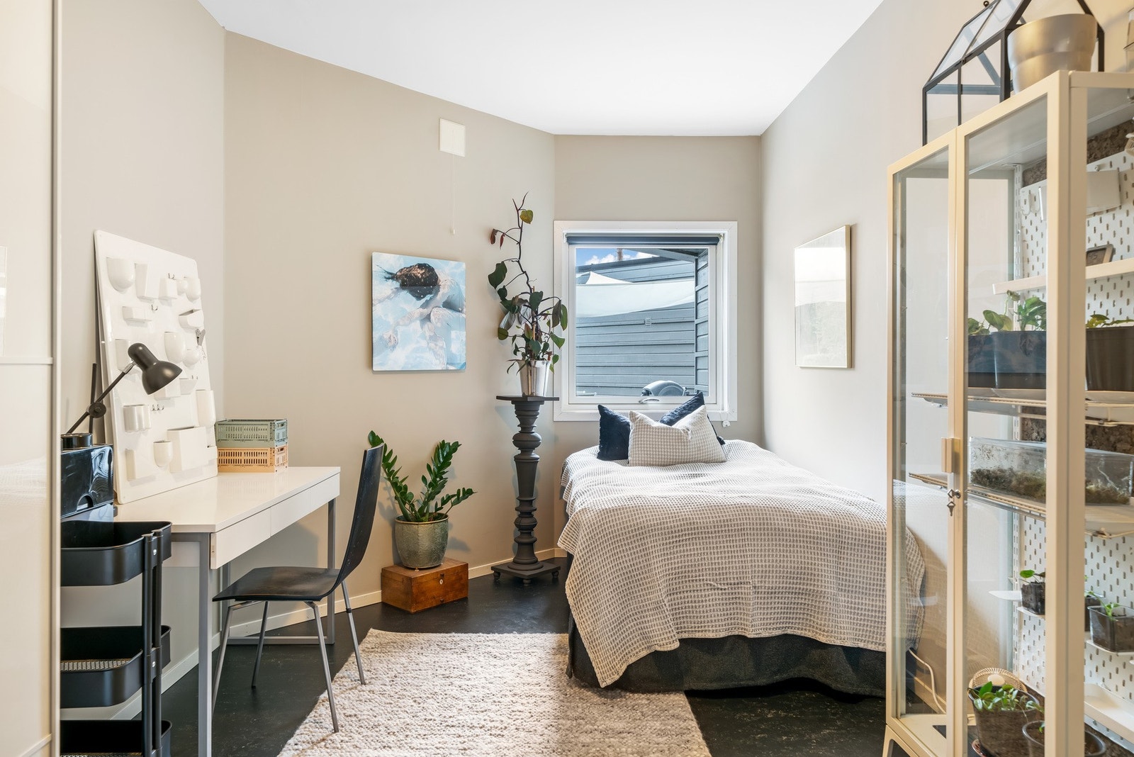 Soverom med skyvedørsgarderobe Galleribilde