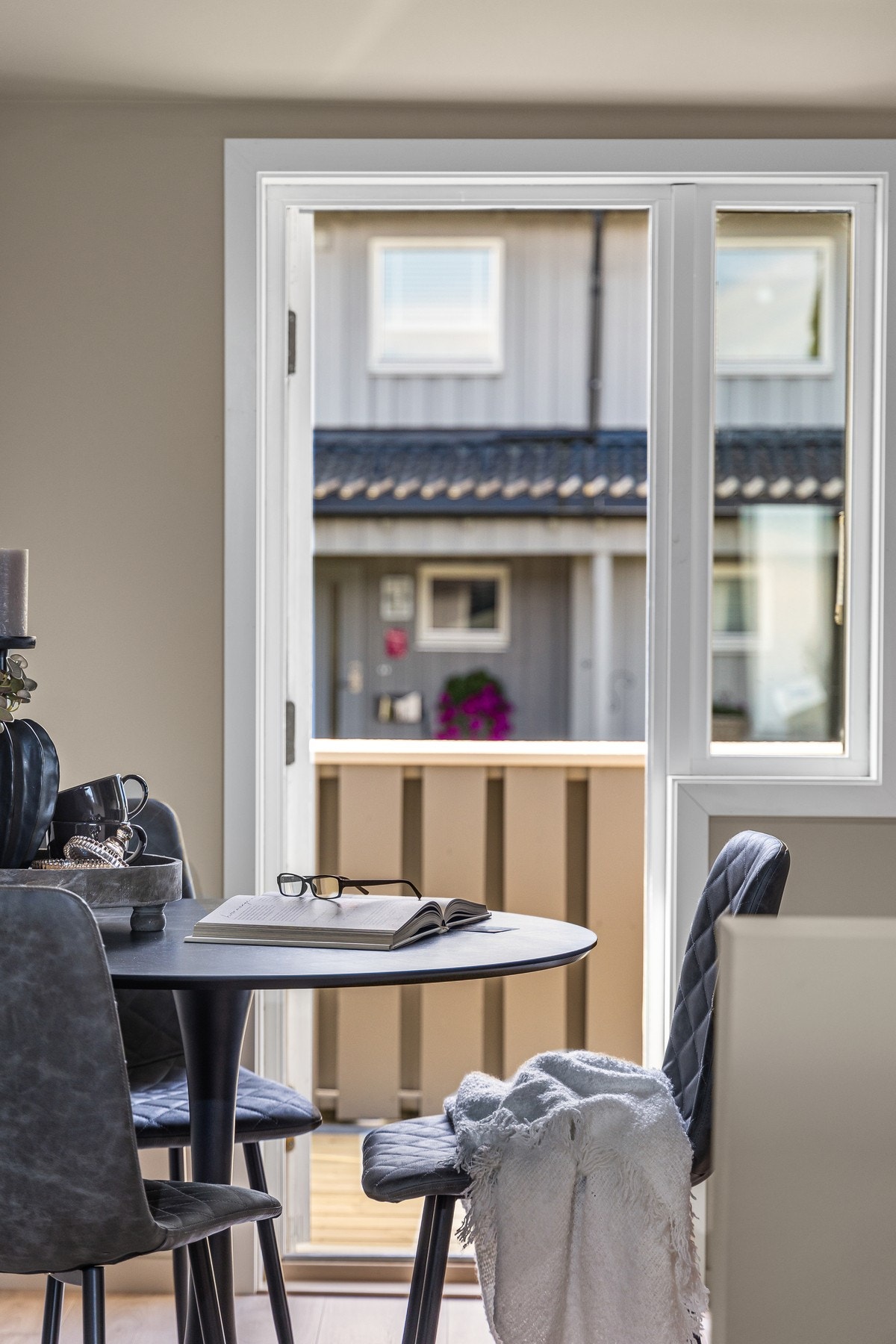 Hyggelig spiseplass i forbindelse med kjøkkenet. Galleribilde