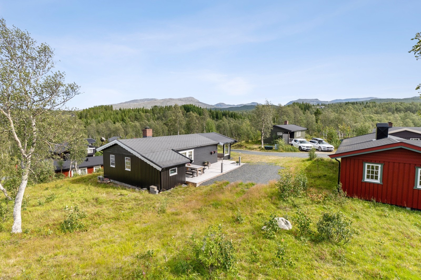 Eiendommen ligger i et rolig felt like ved Væktarstua og det er nærhet til det aller meste Stugudal har å tilby Galleribilde