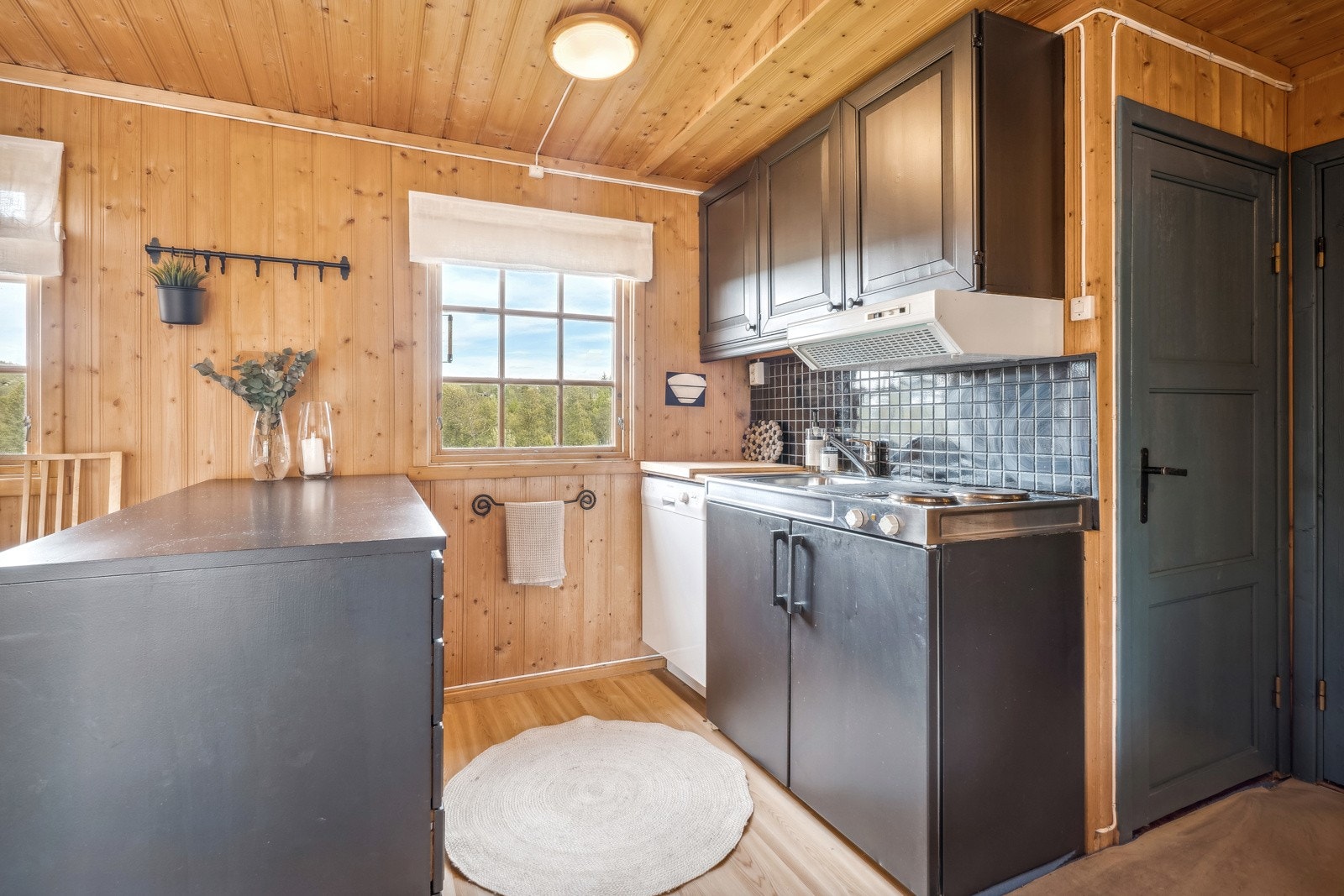 Pent kjøkken med praktisk kjøkkenøy Galleribilde