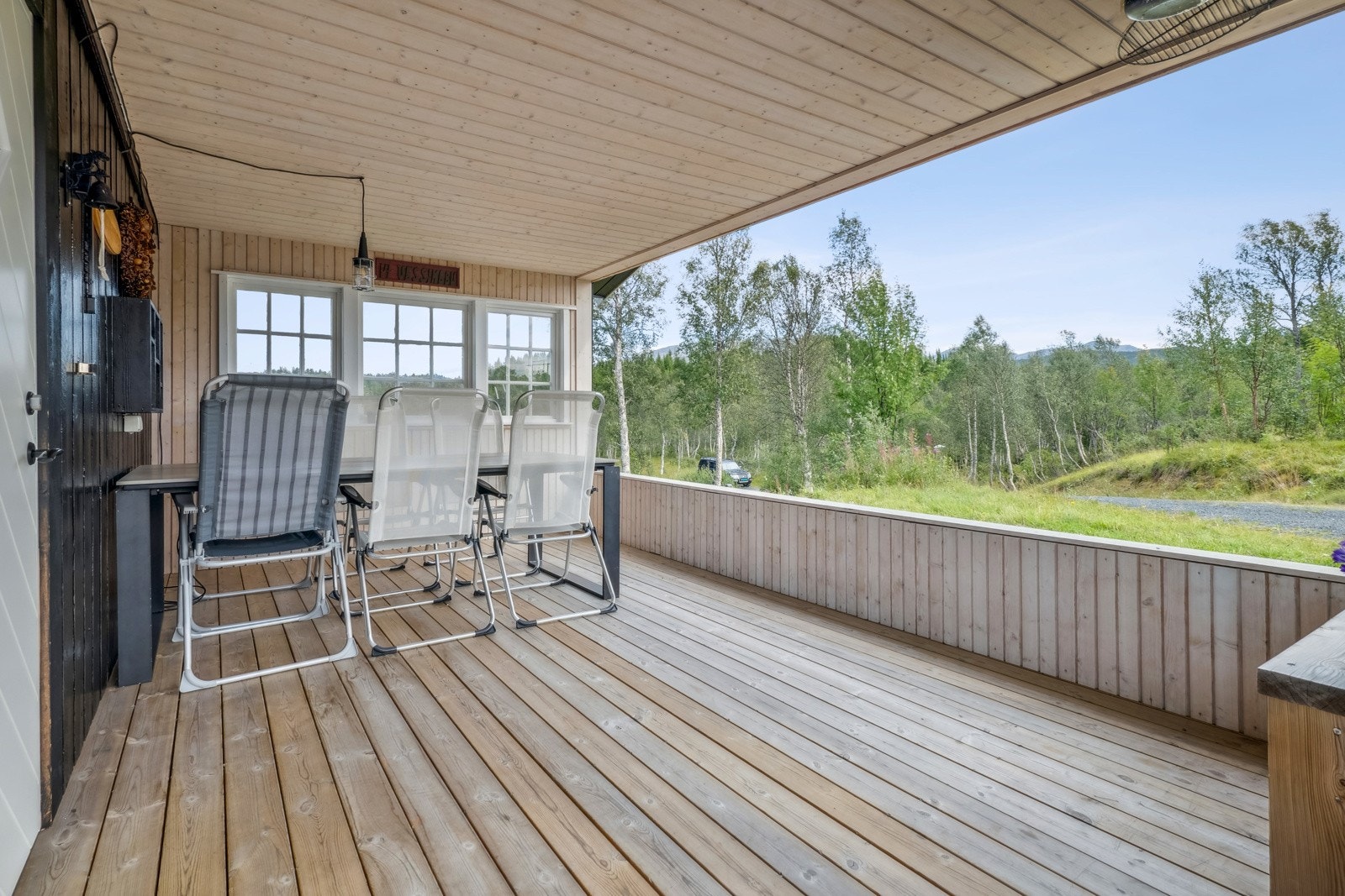 I tillegg er en del av terrassen overbygd, perfekt for dager med dårligere vær Galleribilde