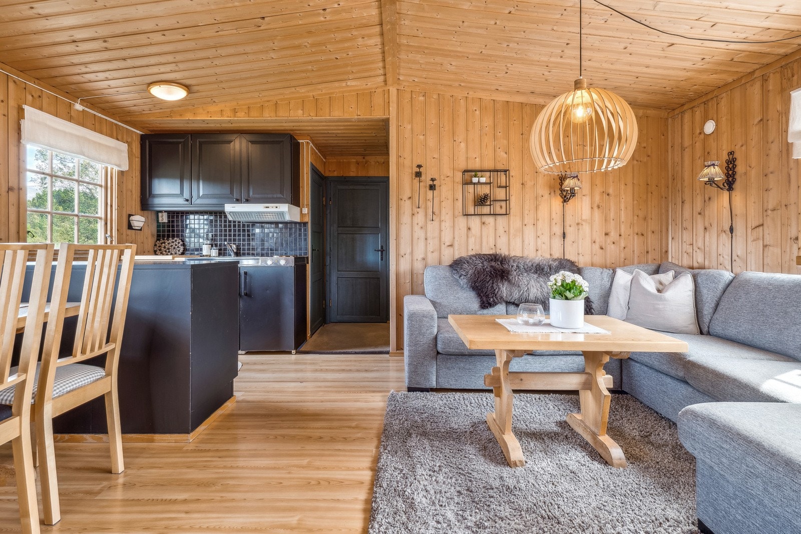 God plass til både sofagruppe og spisebord på stuen Galleribilde