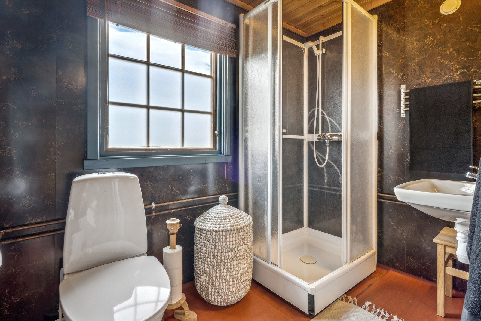 Bad med toalett, dusjkabinett og servant. Ikke avdekket fukt iht tilstandsrapport Galleribilde