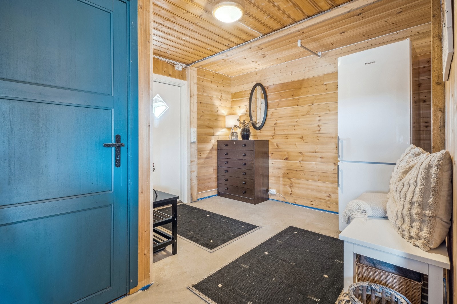 Romslig entré med god plass til yttertøy og klær Galleribilde