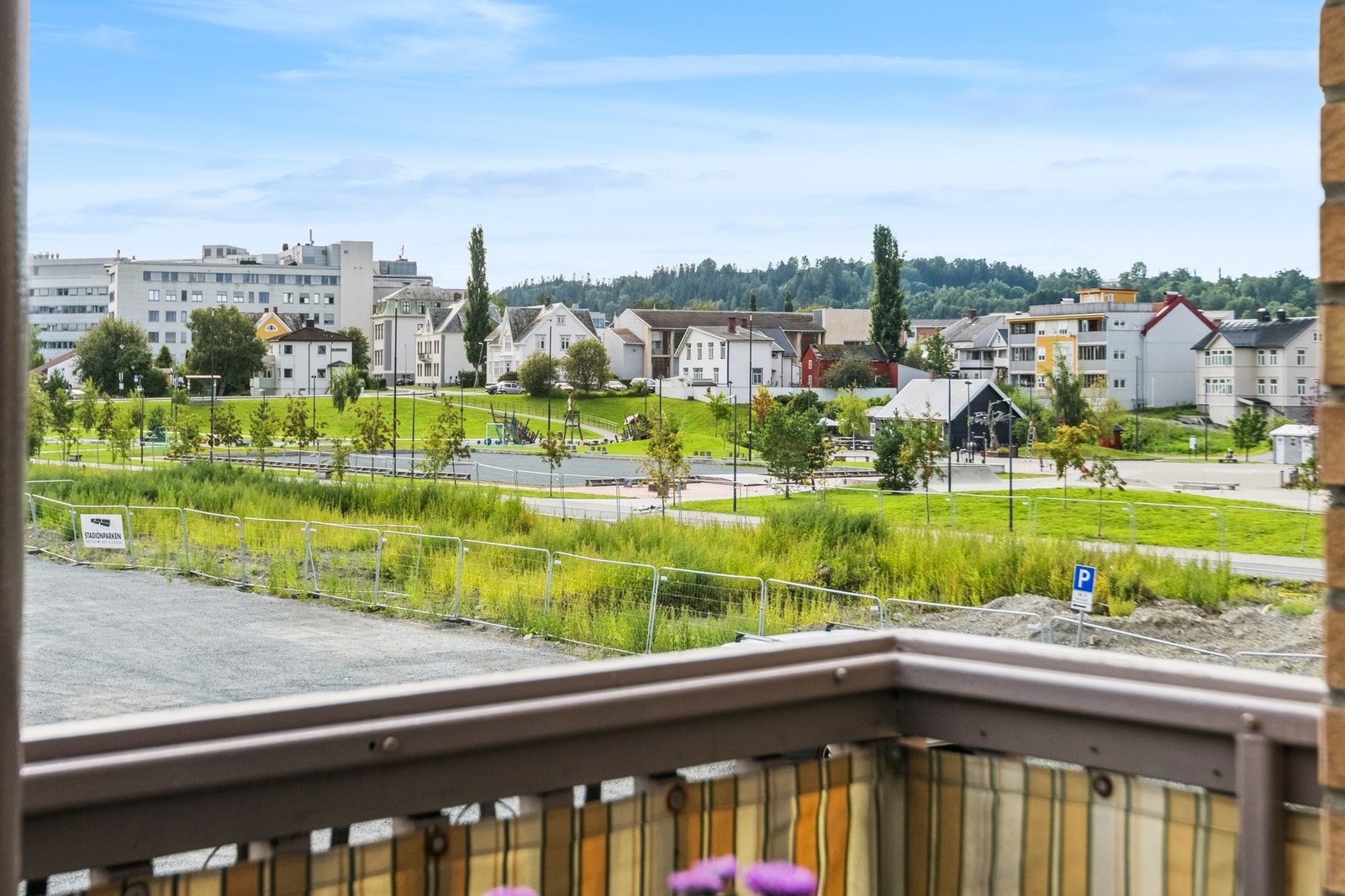 Utsikt fra terrasse mot Stadionparken og Sykehuset Levanger Galleribilde