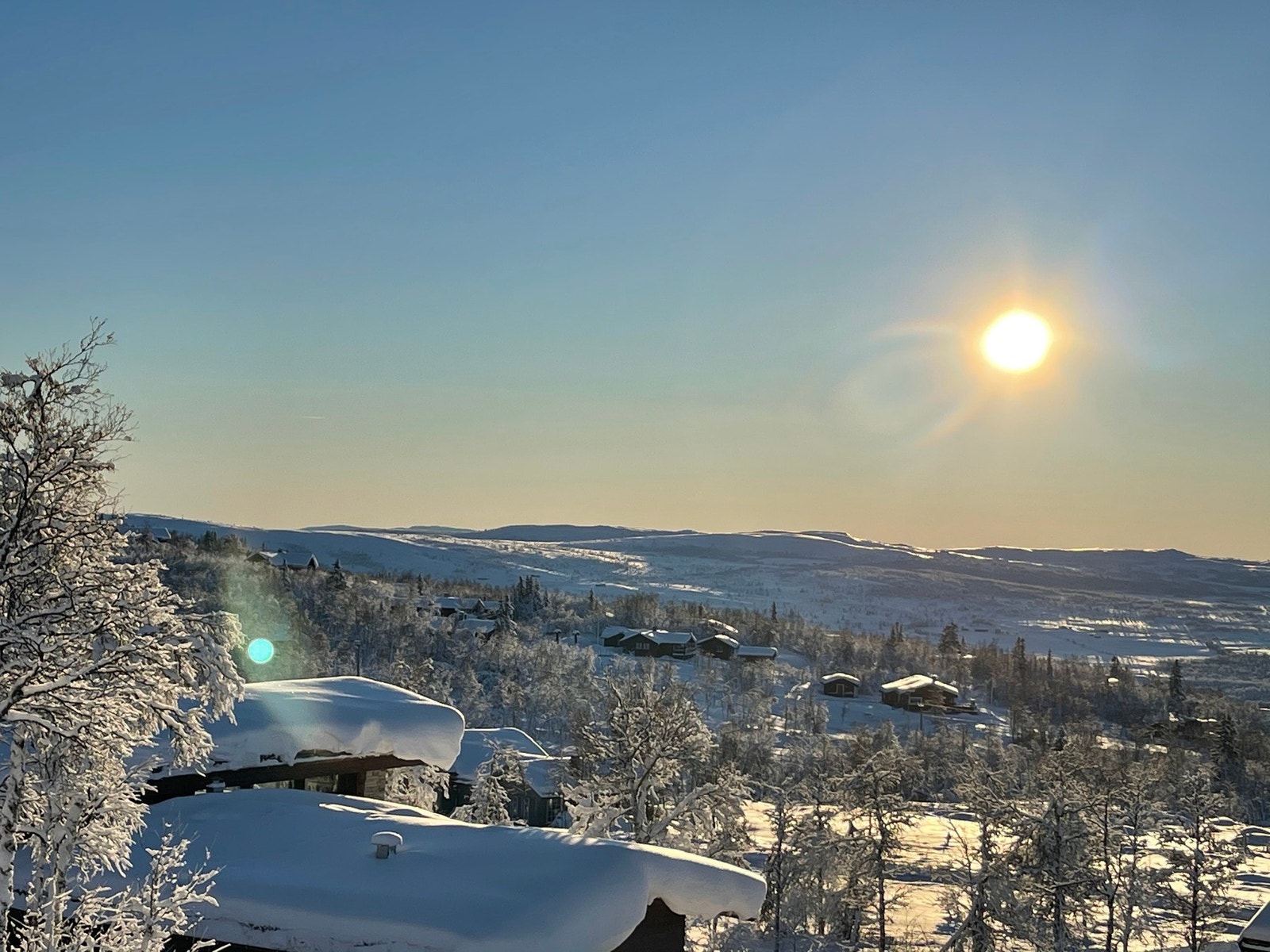 Hyttegrenda er vestvendt og har meget gode sol og utsiktsforhold Galleribilde