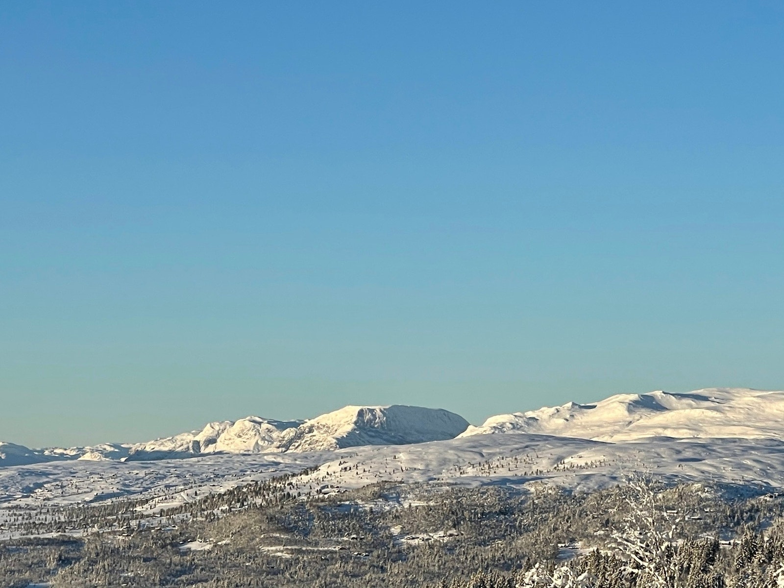 Omkranset av flotte fjell på alle kanter Galleribilde
