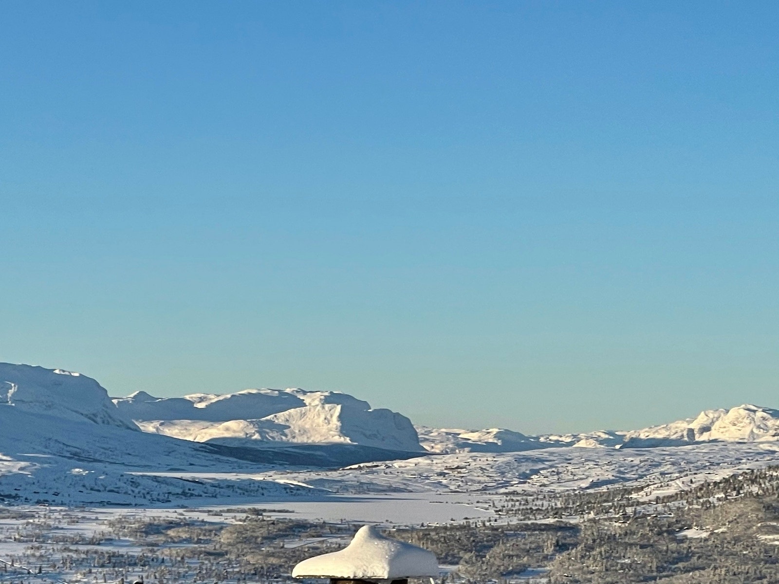 Omkranset av flotte fjell på alle kanter Galleribilde