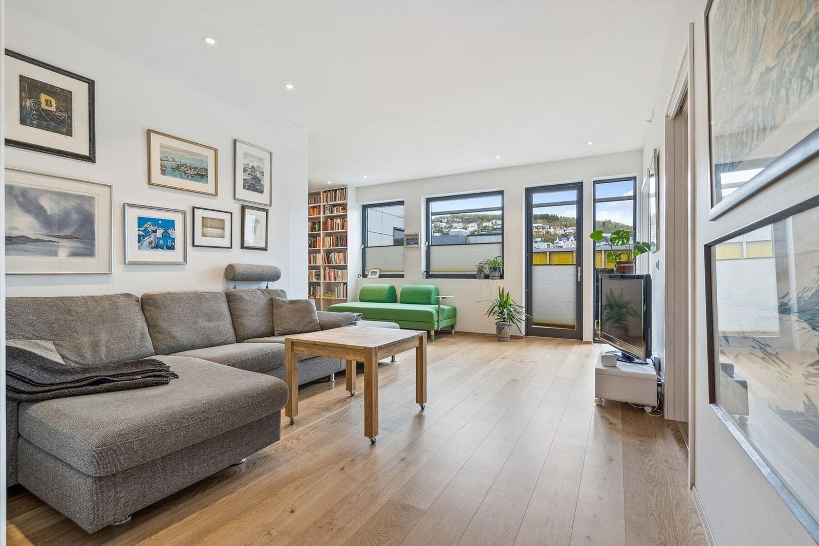 Naturlig lysinnfall fra sol fra vinduer samt utsikt mot Harstadåsen i vest Galleribilde