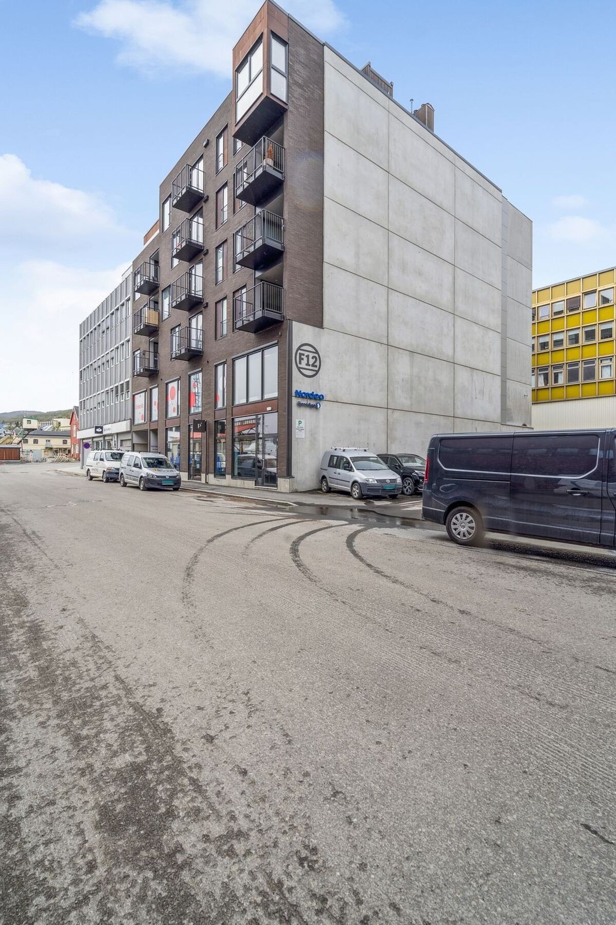 F12 - sentralt i Harstad med kort vei til store arbeidsplasser: kommunen, Equinor, ny videregående skole Galleribilde