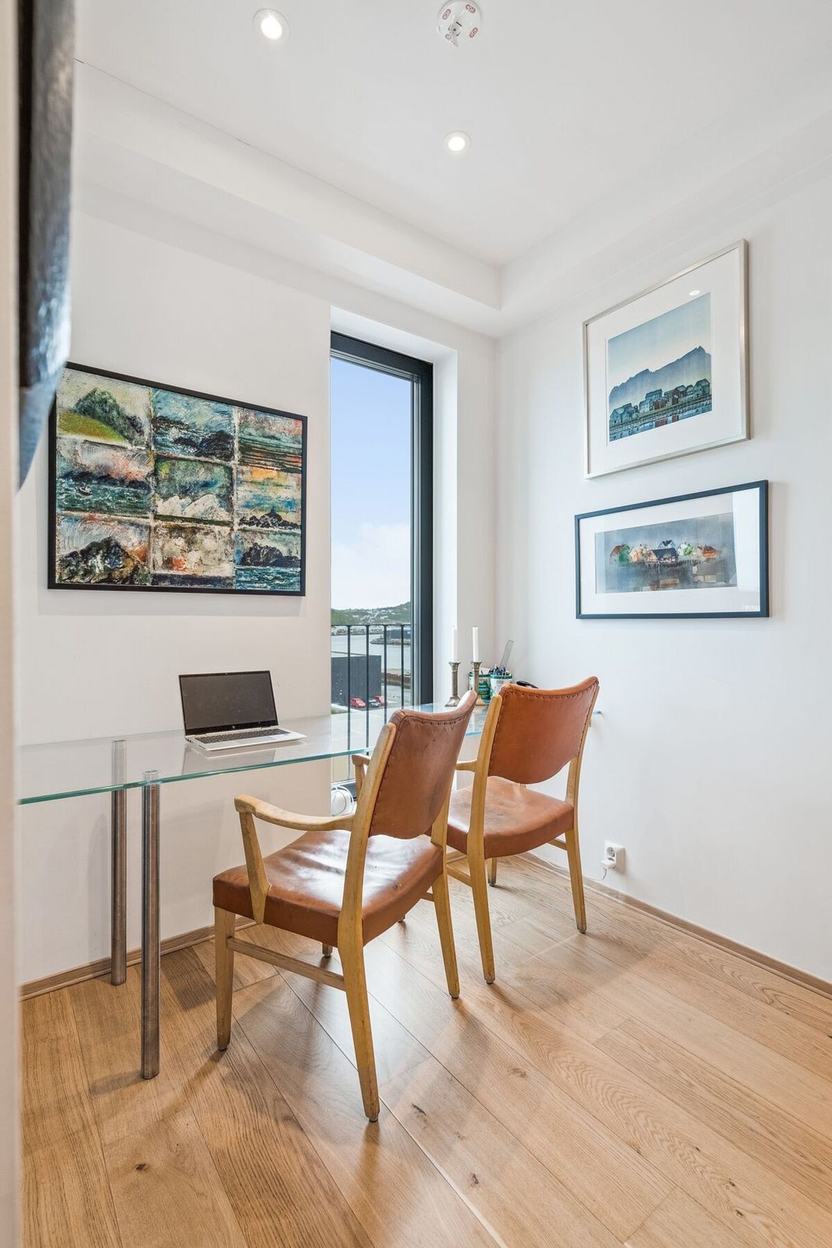 Arbeidsplass ved vinduet Galleribilde