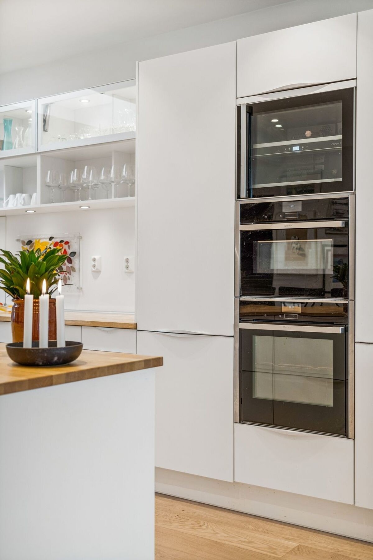 Det er montert vinskap, to stekeovner, innebygd oppvaskmaskin og kjøleskap. Nedfelt platetopp og mekanisk avtrekk. Galleribilde