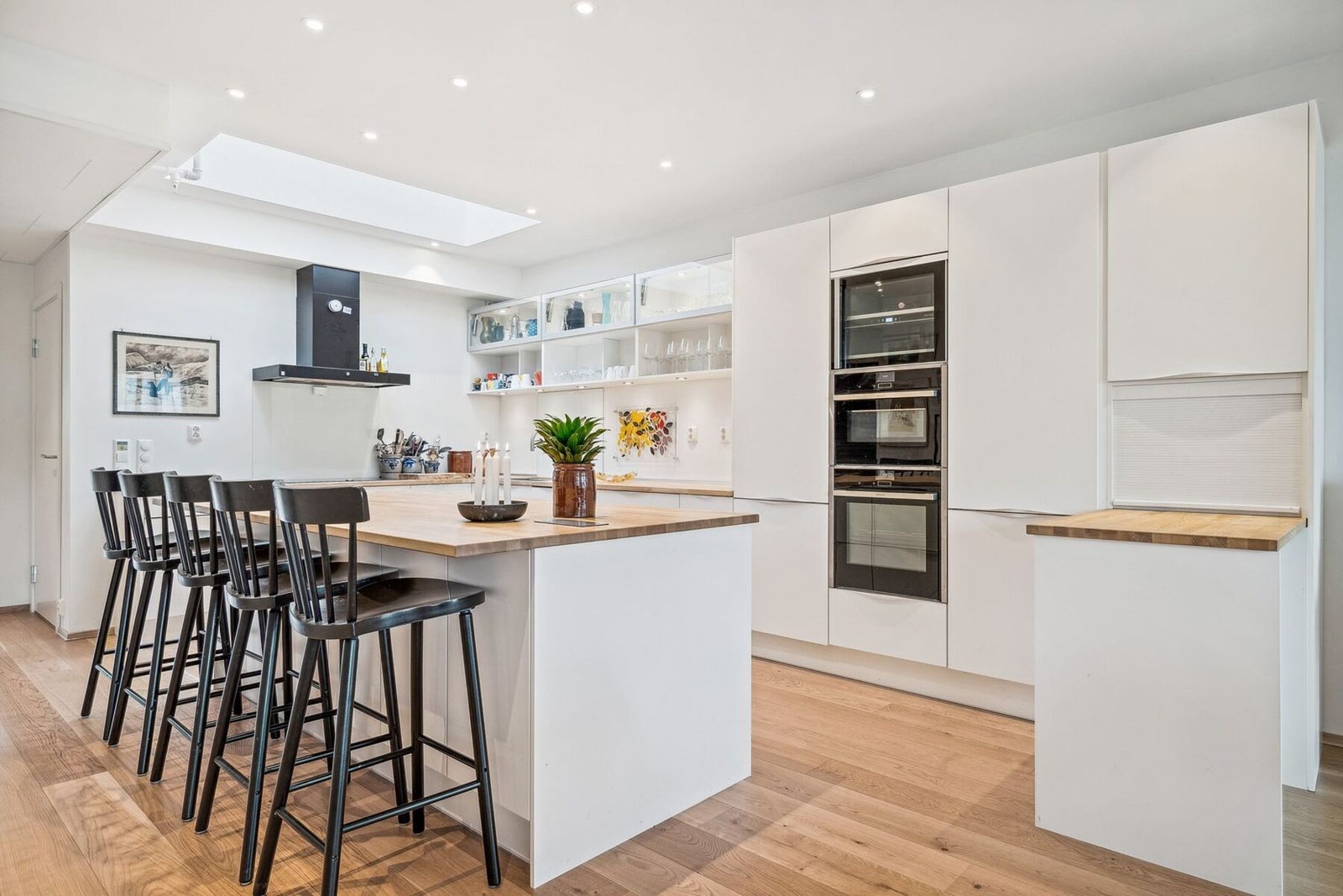 Kjøkkenet er hjertet i boligen, se blant annet takvindu i kjøkkenet som gir naturlig lysinnfall hit Galleribilde