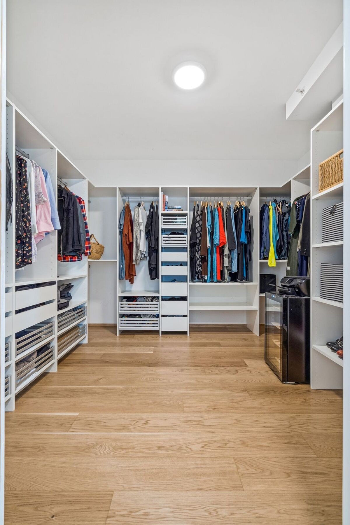 Stort garderoberom ved hovedsoverommet Galleribilde