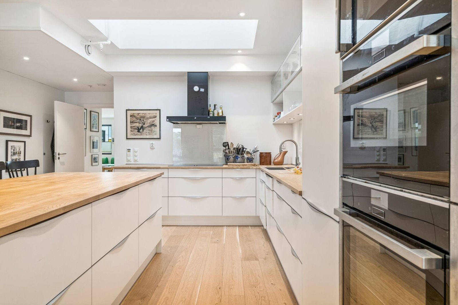 Integrerte hvitevarer som selvfølgelig medfølger, stor benkeplass og effektfullt overlysvindu Galleribilde