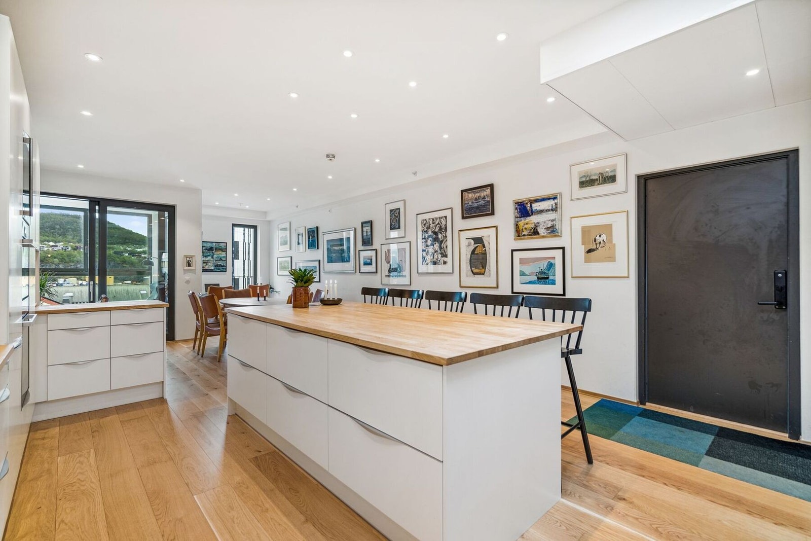 Leiligheten har to inngangspartier. Den ene er rett inn i allrommet. Perfekt for gjester! Galleribilde