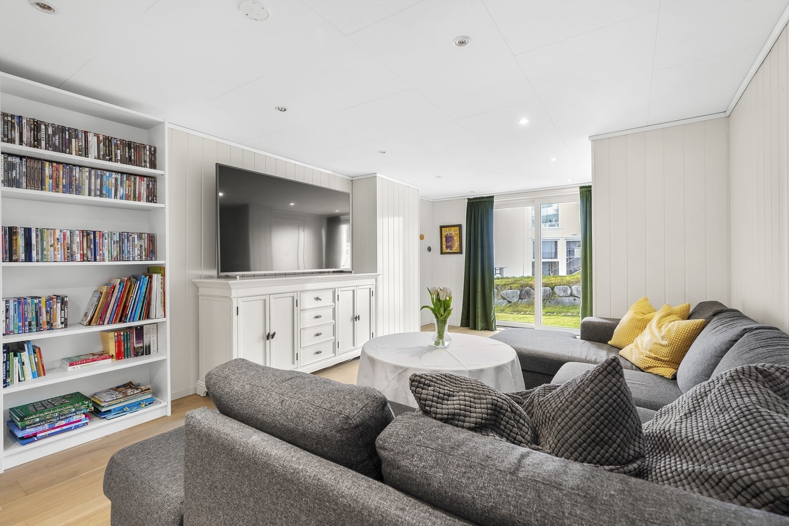 Fin kjellerstue som er perfekt til barna eller ungdommen i hus. Her går det fint å trekke seg litt bort fra resten av familien, eventuelt ha litt venner på besøk. Galleribilde