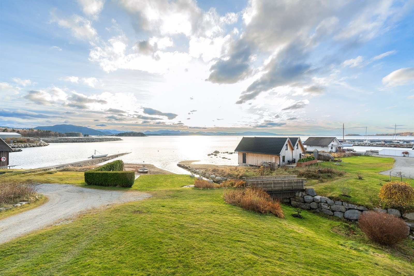 Idyllisk sjøeiendom med strandlinje. Galleribilde