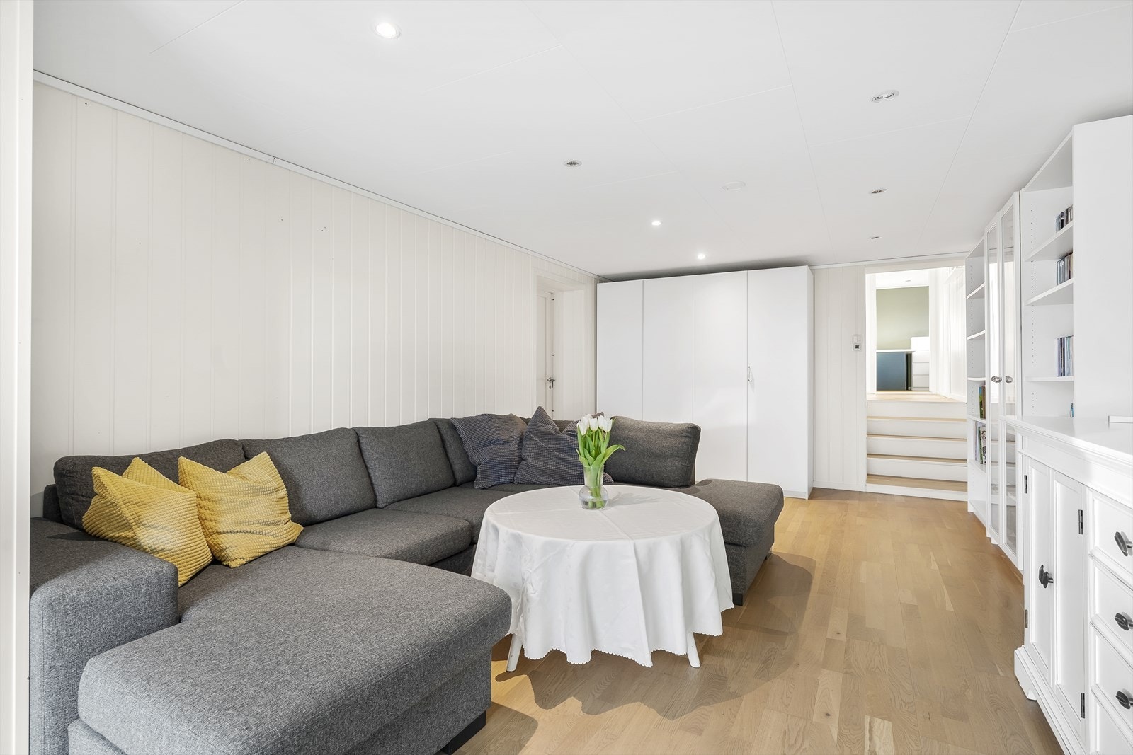 I kjellerstuen får du enkelt plass til sofa, stuebord, tv-benk og annet ønsket møblement. Det er aldri feil med en ekstra stue! Galleribilde