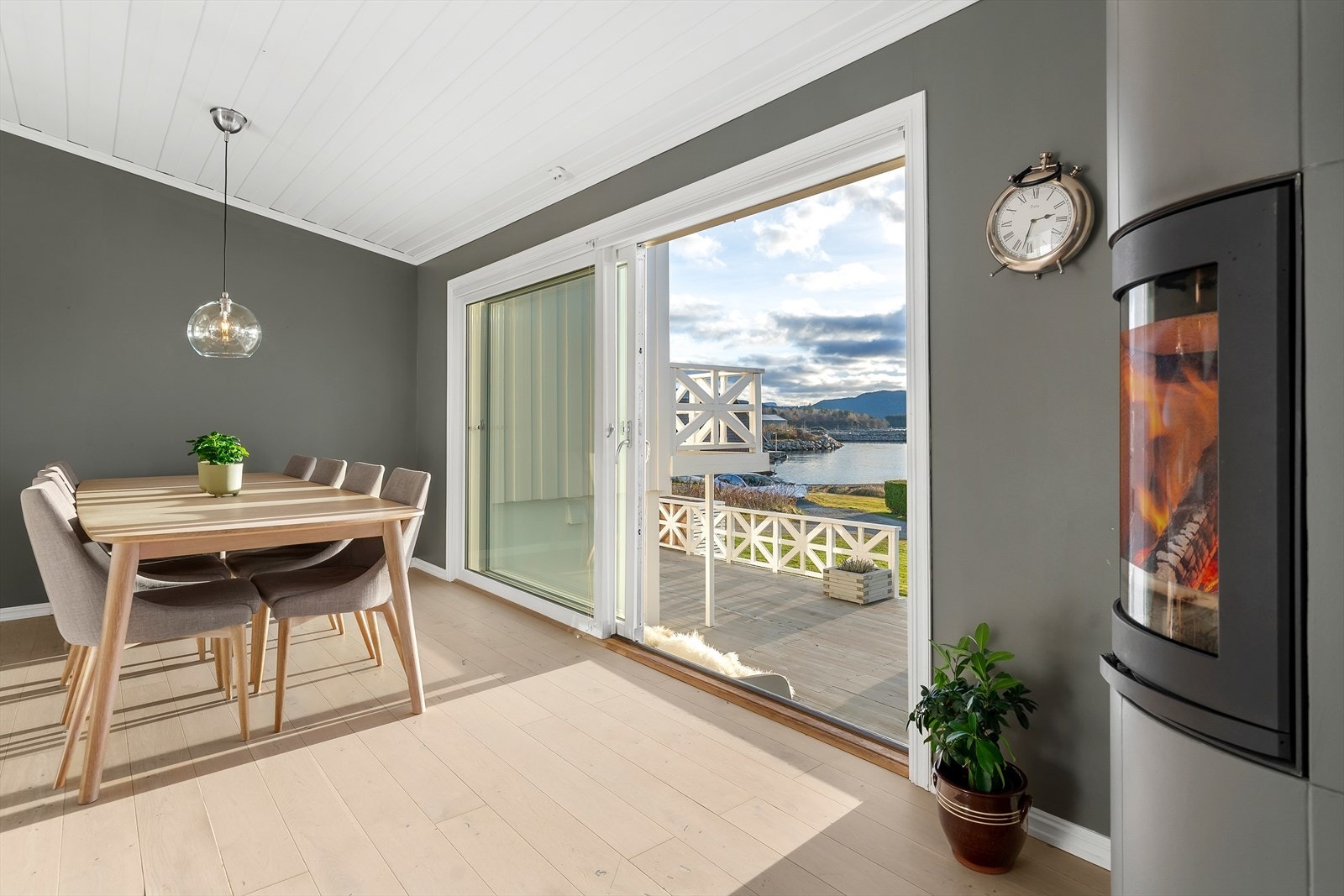 I tilknytning til stuen er det en lun og effektiv peis som gir god stemning og hyggelig atmosfære på kjøligere dager. Galleribilde