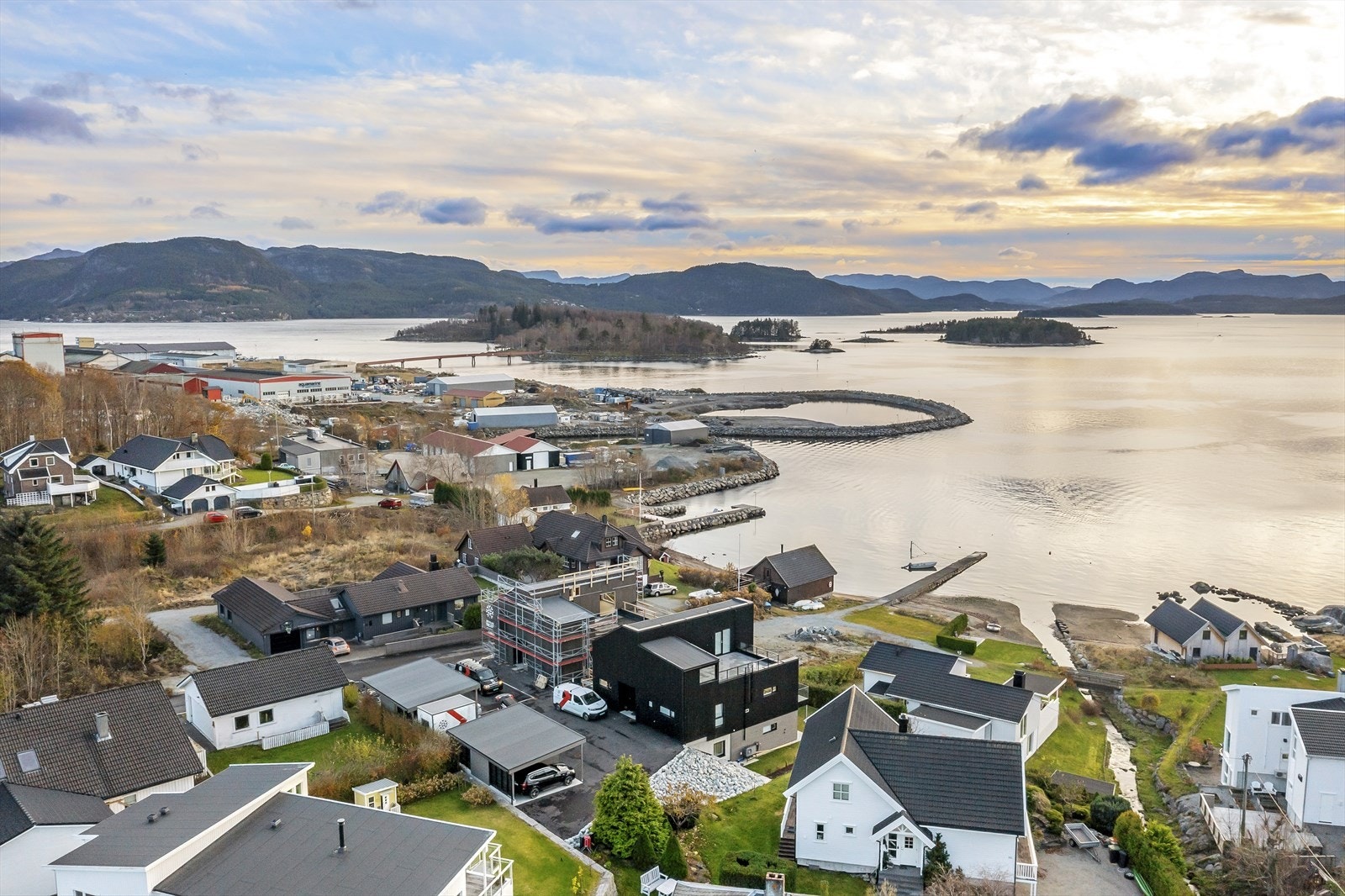 Fra boligen har man en helt unik utsikt mot sjø og gode solforhold fra morgen til kveld. Galleribilde