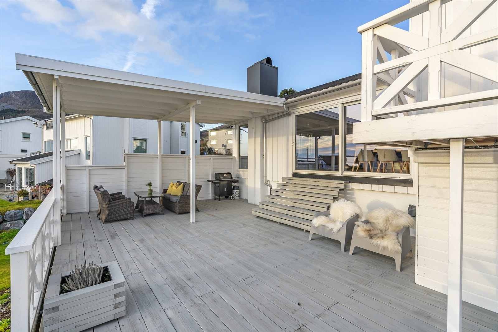 På terrassen og hagen er det god plass til grill og flere sittegrupper som lounge og spiseplass. Galleribilde