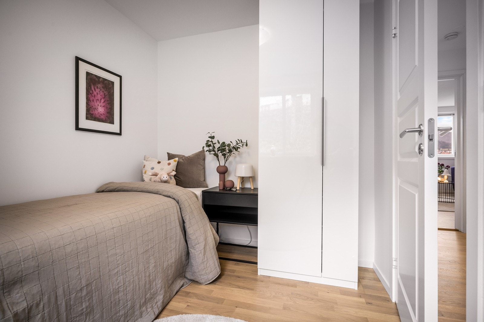 - Her er det plass til enkeltseng, nattbord, garderobe og skrivebord - Galleribilde
