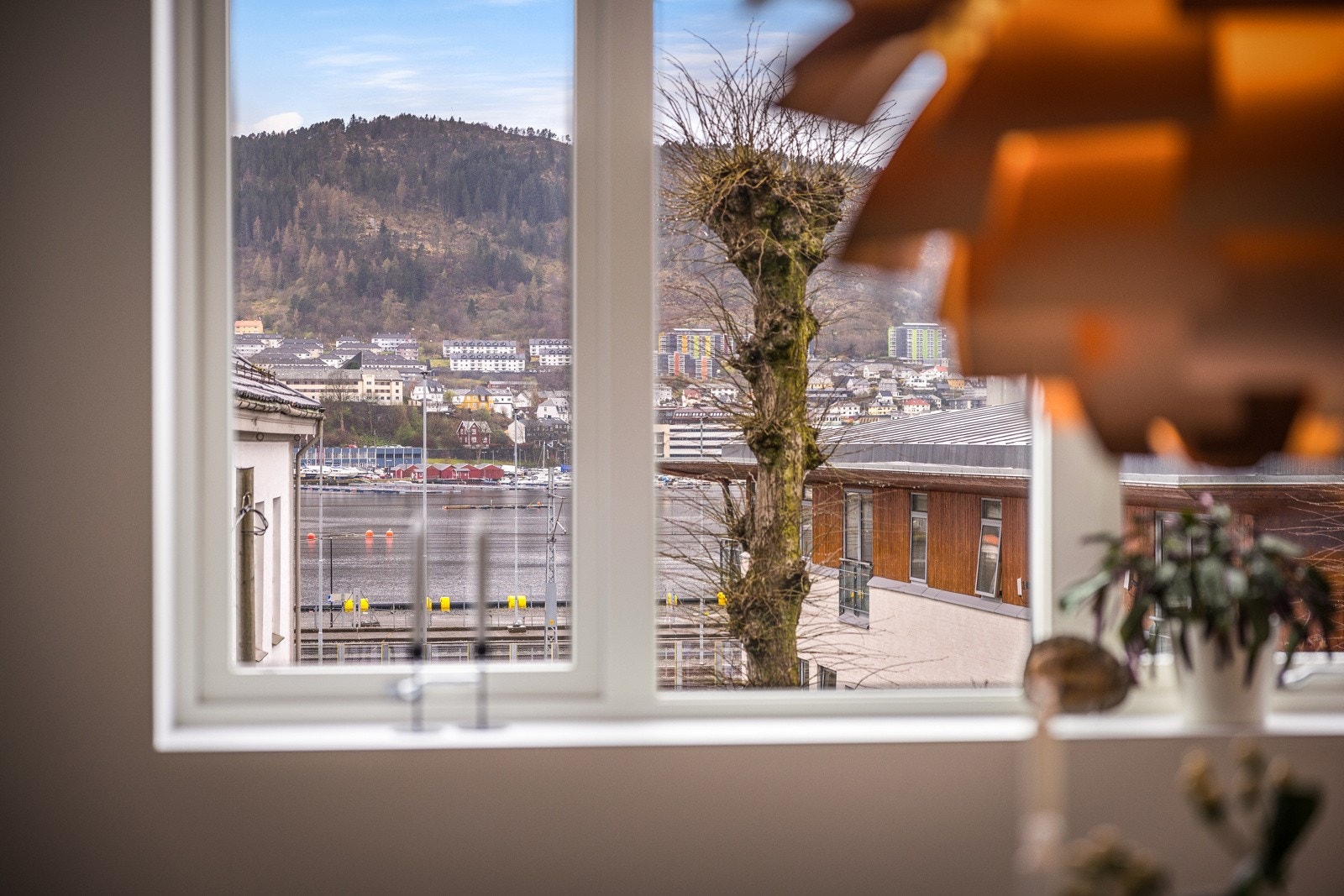 - Fra stuene ser man deler av Store Lungegårdsvannet - Galleribilde