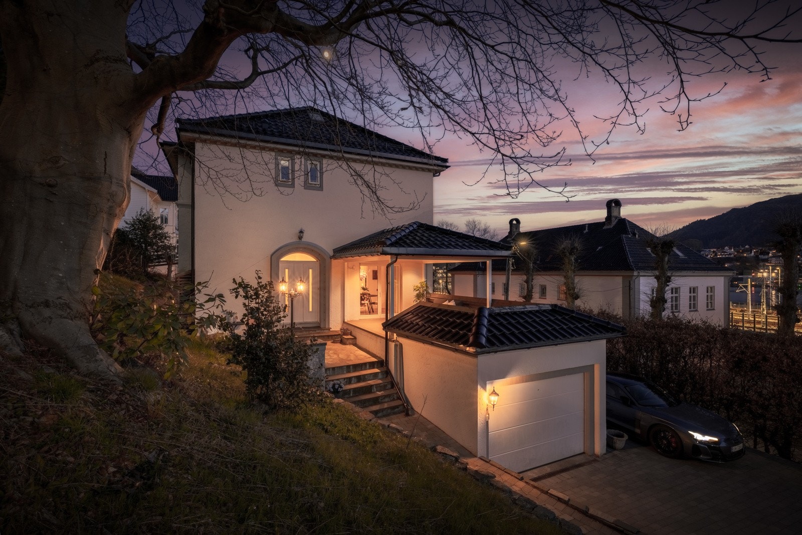 - En sjelden tomt i Kalfarveien på 1,1 mål, med stor gårdsplass, enkel adkomst for alle typer kjøretøy, og plass til flere biler -- Galleribilde
