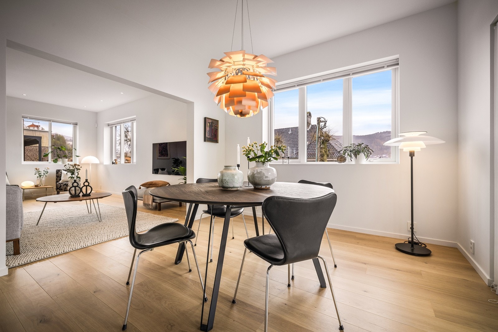 - Spisestuen har plass til stort spisebord - Galleribilde